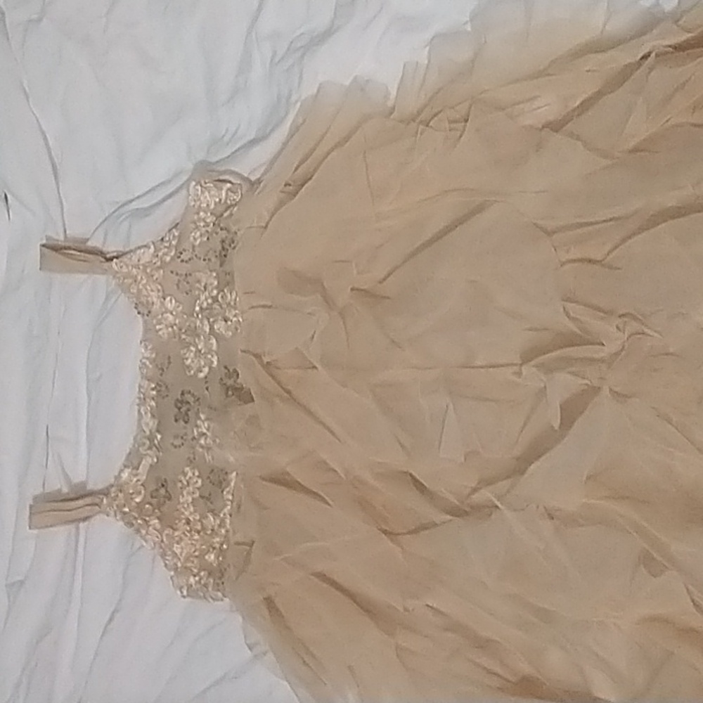 I'm selling a children's dress